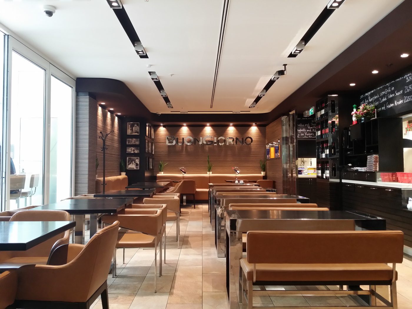 Restaurant „Buon Giorno“ in Düsseldorf: Gastraum mit Lederbänken und Bar